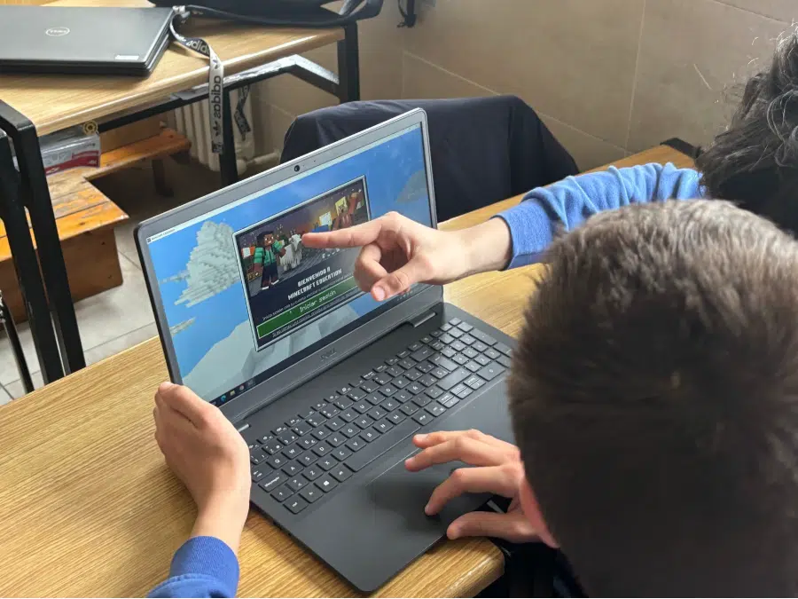 Estudiantes trabajando conjuntamente en Minecraft Education